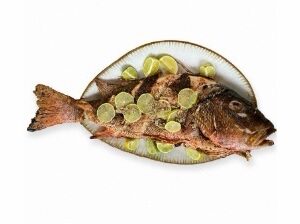 Pescado Entero Asado y guarniciones para 4 personas.