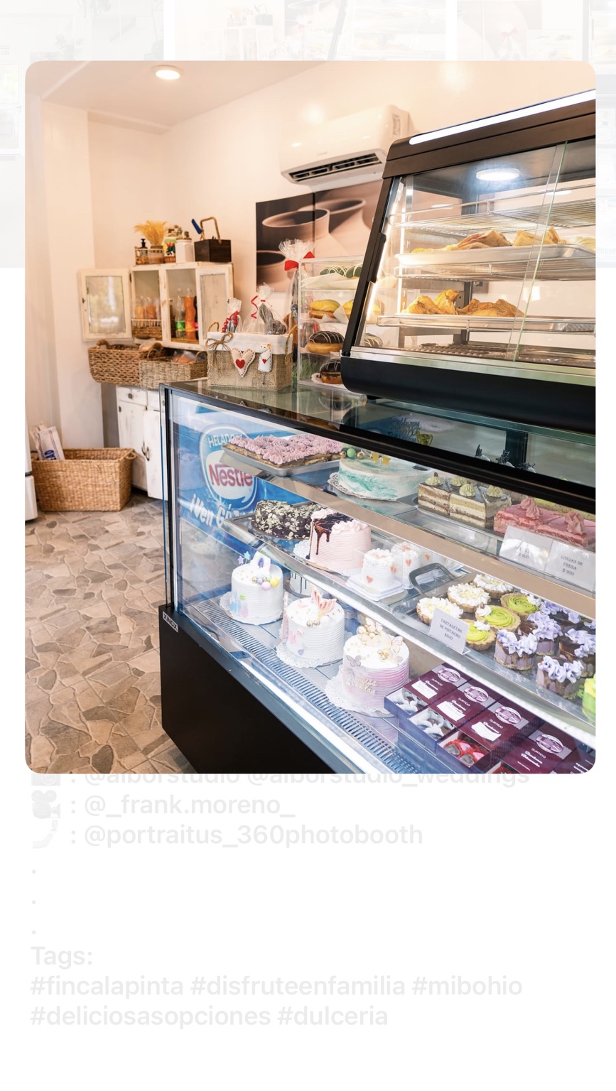 Mostrador de la dulcería con tartas, dulces y repostería