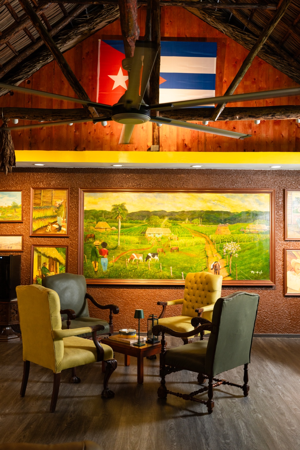 Rincón del lounge con arte y bandera cubana