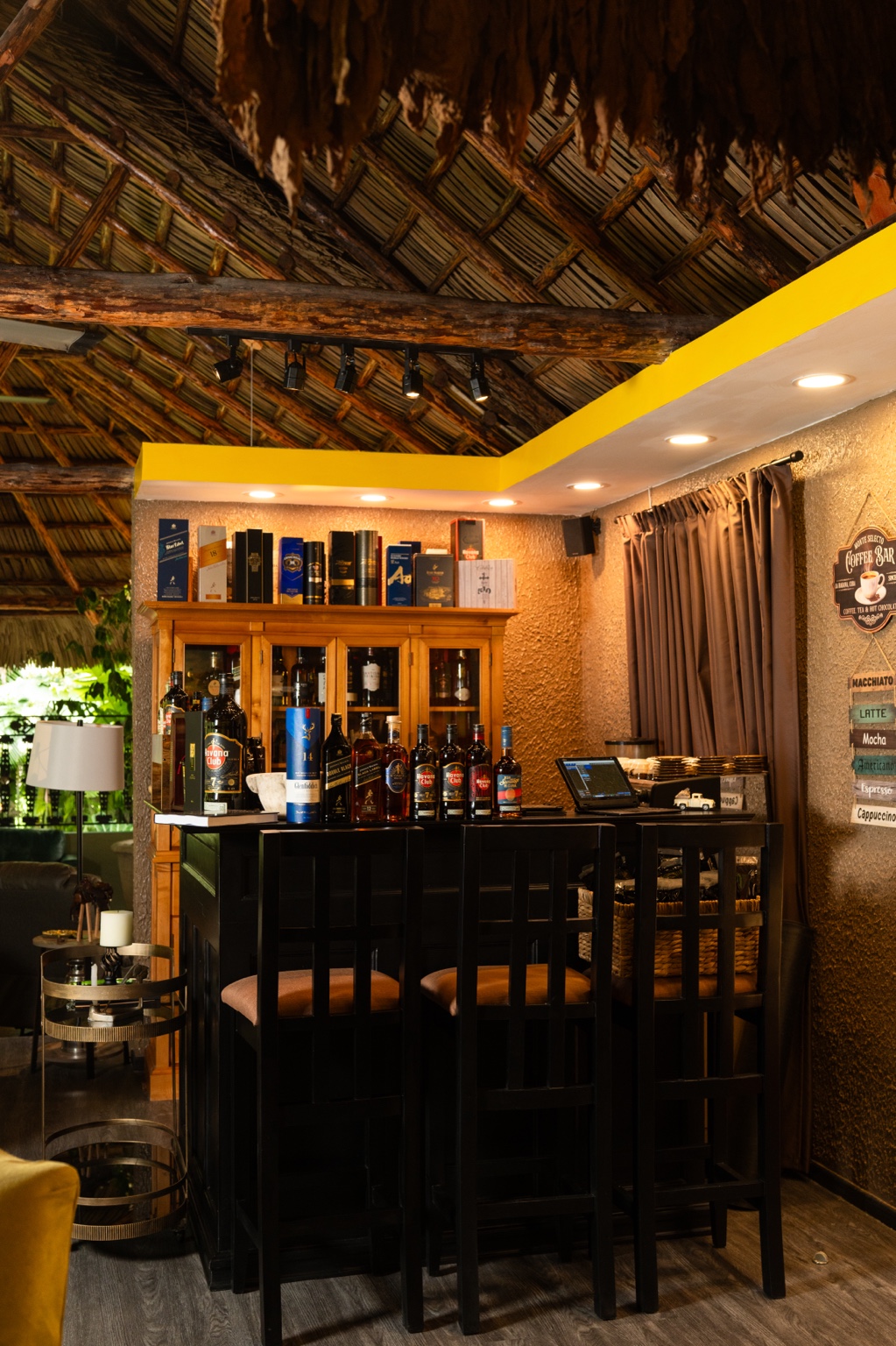 Barra y selección de bebidas de Monte Selecto